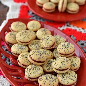 Biskuitplätzchen mit Mohn und Marmelade