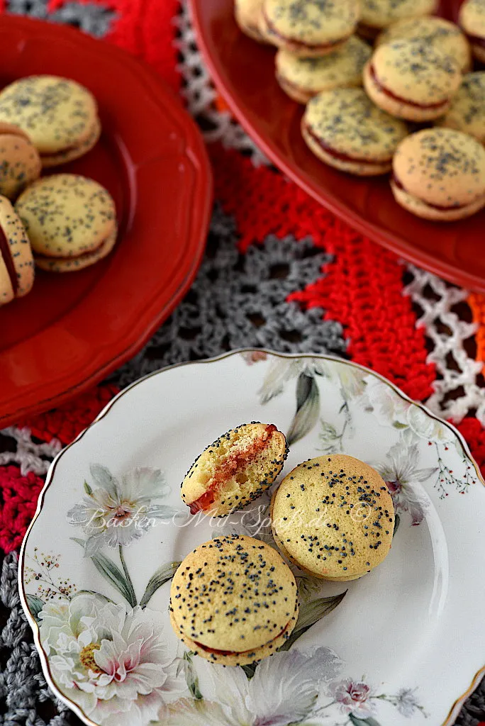 Biskuitplätzchen mit Mohn und Marmelade