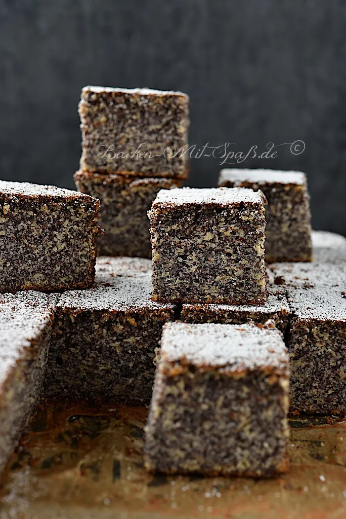 Saftiger Mohnkuchen mit Äpfeln