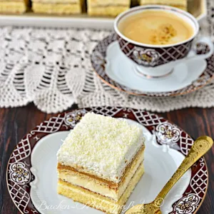 Karamell-Schichtkuchen mit Puddingcreme und Biskuit