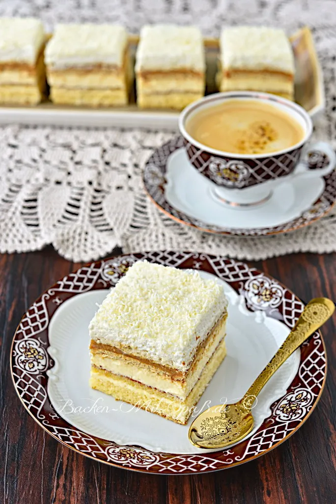 Karamell-Schichtkuchen mit Puddingcreme und Biskuit Karamell-Schichtkuchen mit Puddingcreme und Biskuit