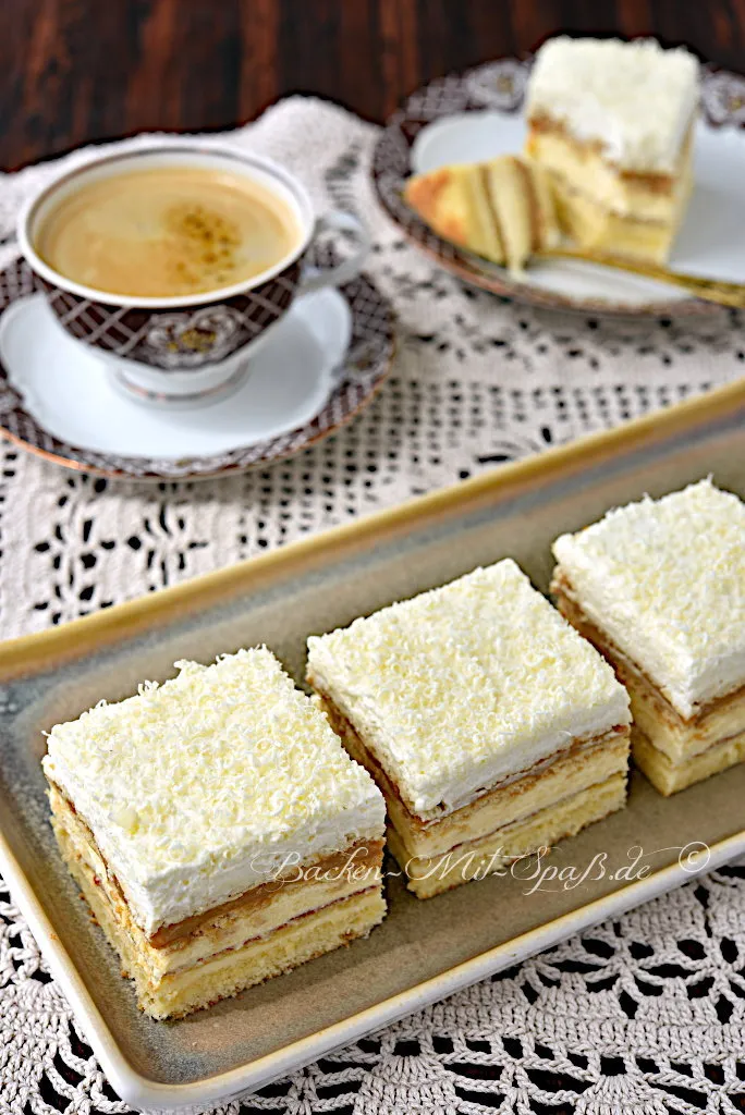 Karamell-Schichtkuchen mit Puddingcreme und Biskuit Karamell-Schichtkuchen mit Puddingcreme und Biskuit