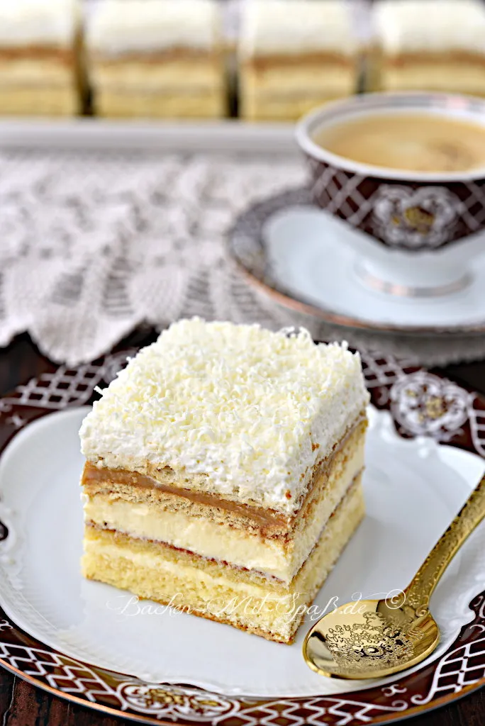 Karamell-Schichtkuchen mit Puddingcreme und Biskuit Karamell-Schichtkuchen mit Puddingcreme und Biskuit