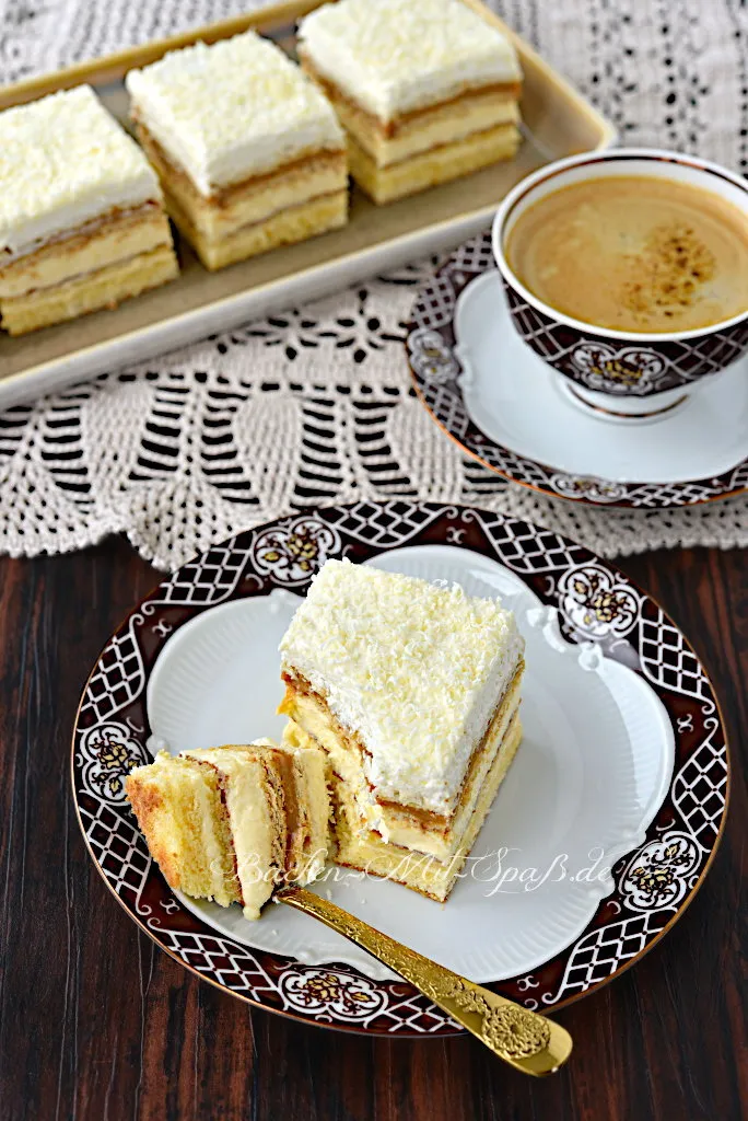 Karamell-Schichtkuchen mit Puddingcreme und Biskuit Karamell-Schichtkuchen mit Puddingcreme und Biskuit
