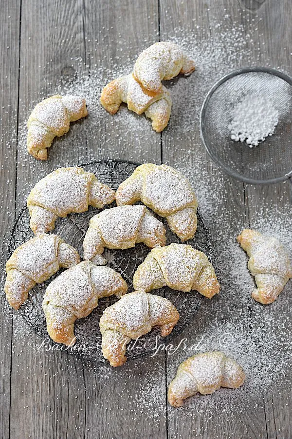 Frischkäse-Hörnchen mit Pflaumenmus