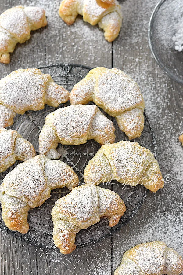 Frischkäse-Hörnchen mit Pflaumenmus