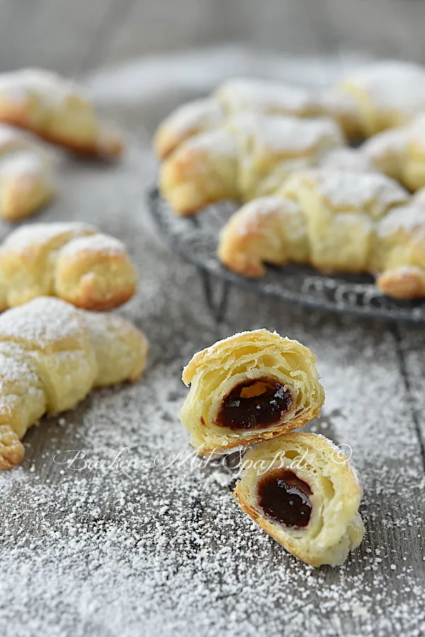 Frischkäse-Hörnchen mit Pflaumenmus