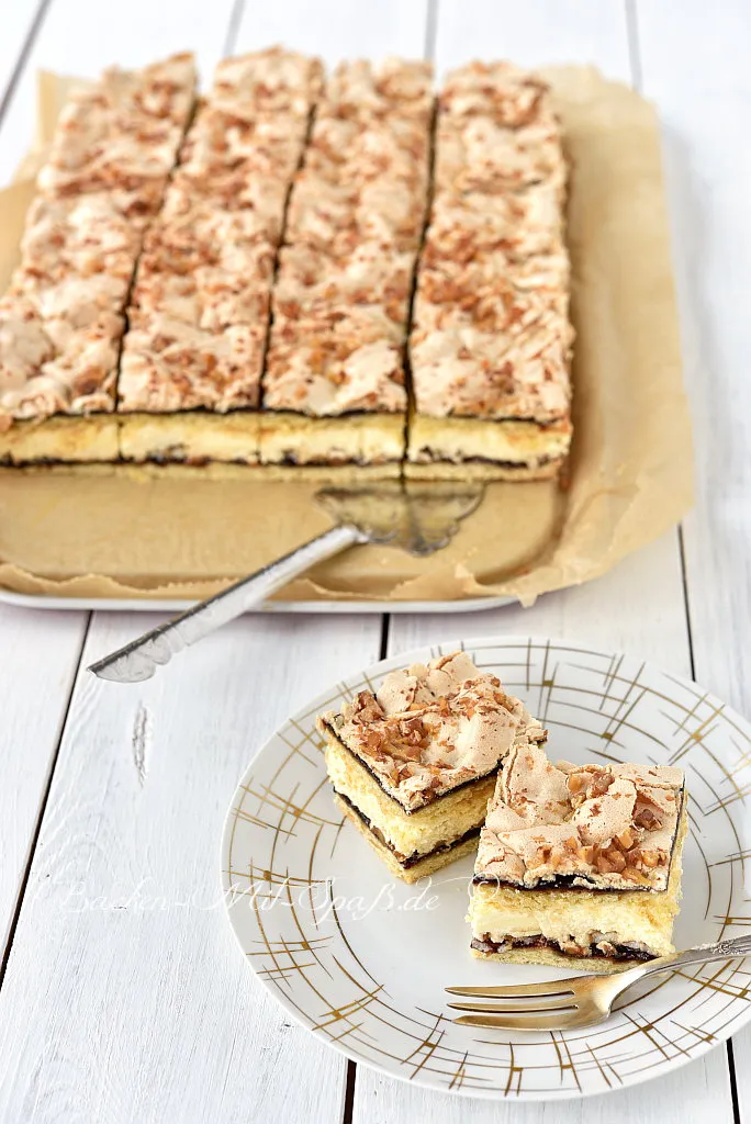 Schichtkuchen mit Puddingcreme und Baiserhaube