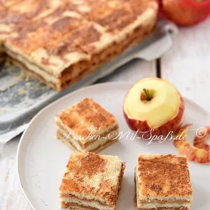 Gestreuter Tassenkuchen mit Äpfeln