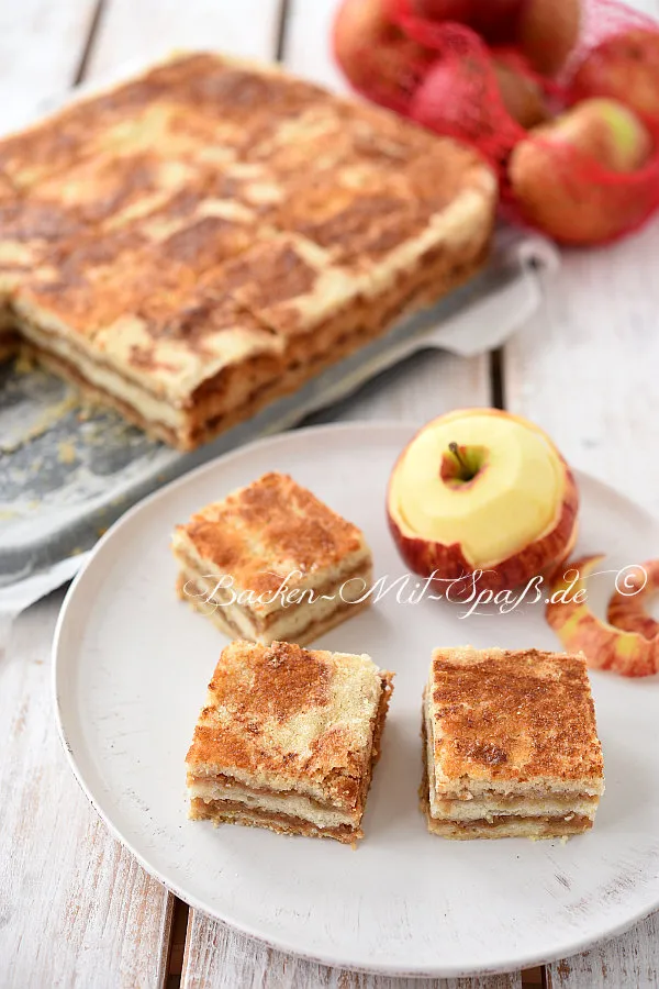 Gestreuter Tassenkuchen mit Äpfeln