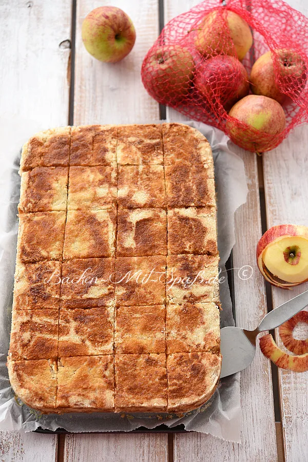 Gestreuter Tassenkuchen mit Äpfeln