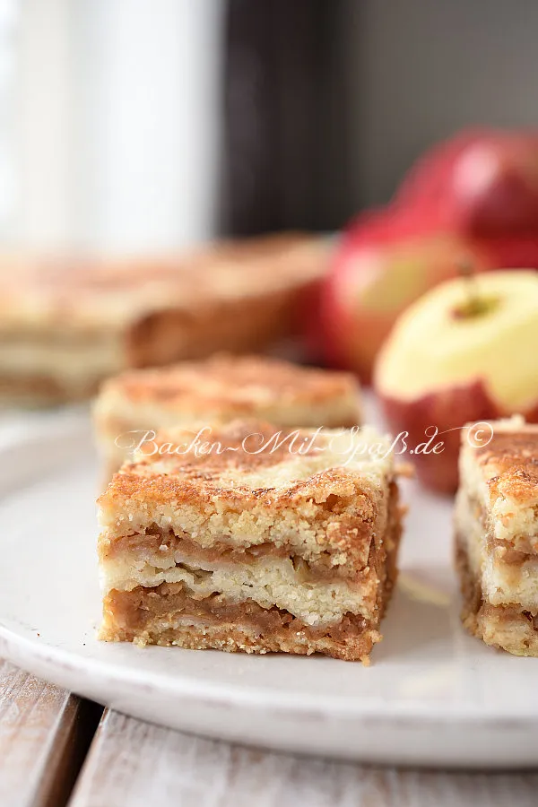 Gestreuter Tassenkuchen mit Äpfeln