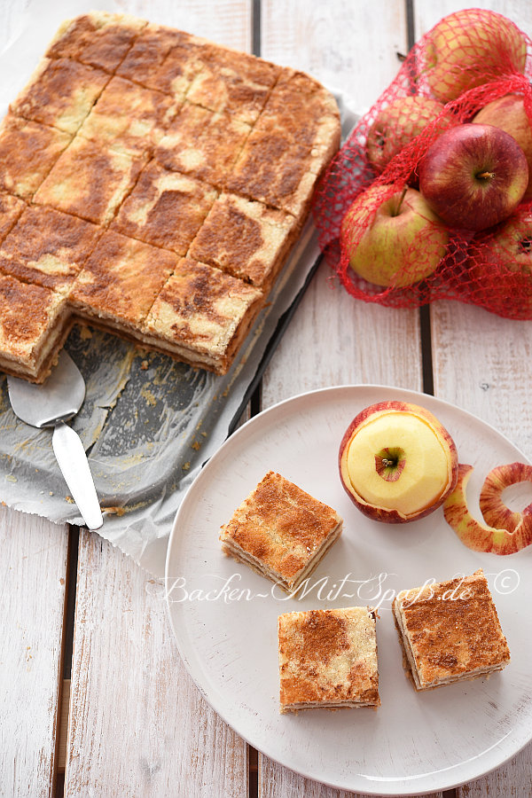 Gestreuter Tassenkuchen mit Äpfeln