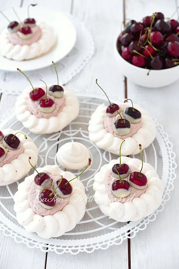 Baiser-Törtchen mit Sahne und Kirschen