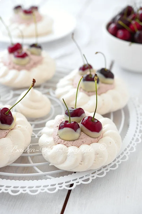 Baiser-Törtchen mit Sahne und Kirschen