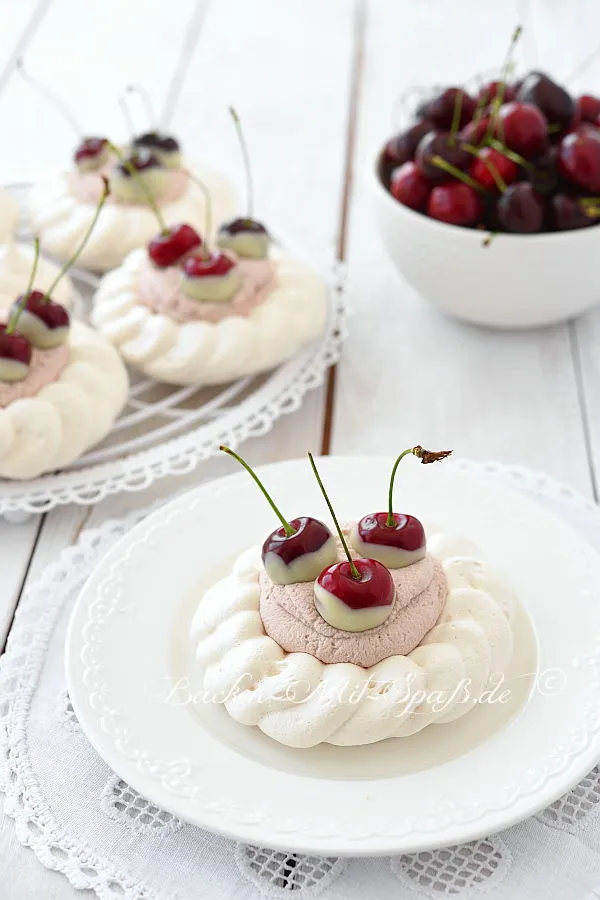 Baiser-Törtchen mit Sahne und Kirschen