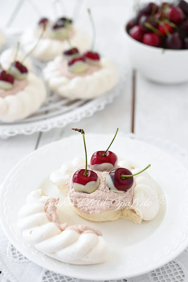 Baiser-Törtchen mit Sahne und Kirschen