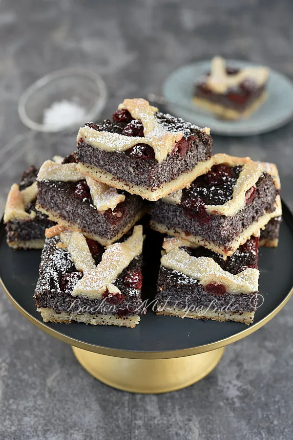 Mohnkuchen mit Kirschen