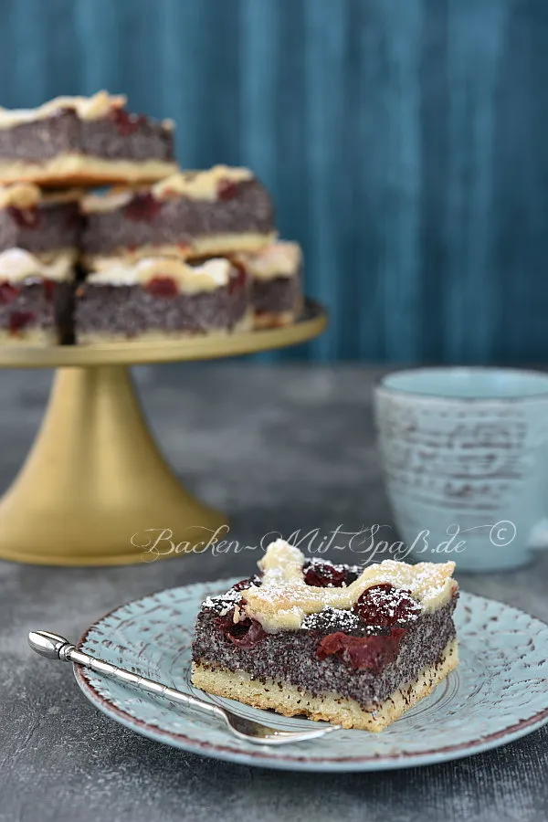 Mohnkuchen mit Kirschen