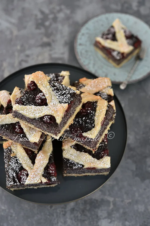 Mohnkuchen mit Kirschen