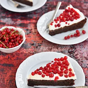 Brownie mit Mascarpone und Johannisbeeren