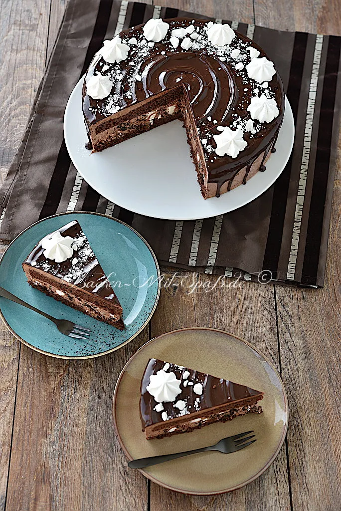 Schoko-Baiser-Torte mit getrockneten Pflaumen