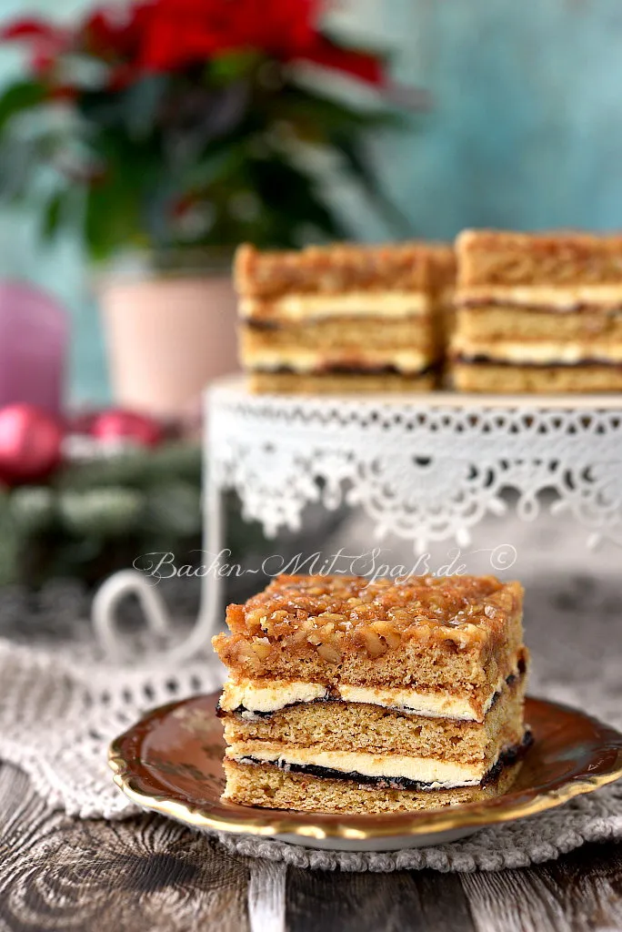 Honigkuchen mit Puddingcreme und karamellisierten Walnüssen