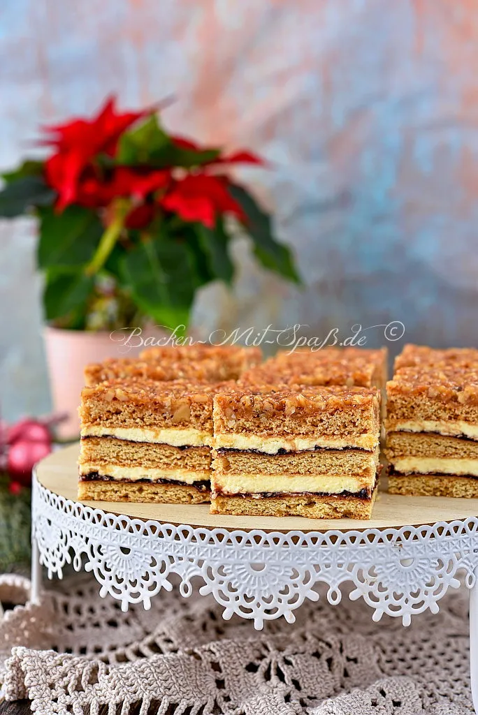 Honigkuchen mit Puddingcreme und karamellisierten Walnüssen