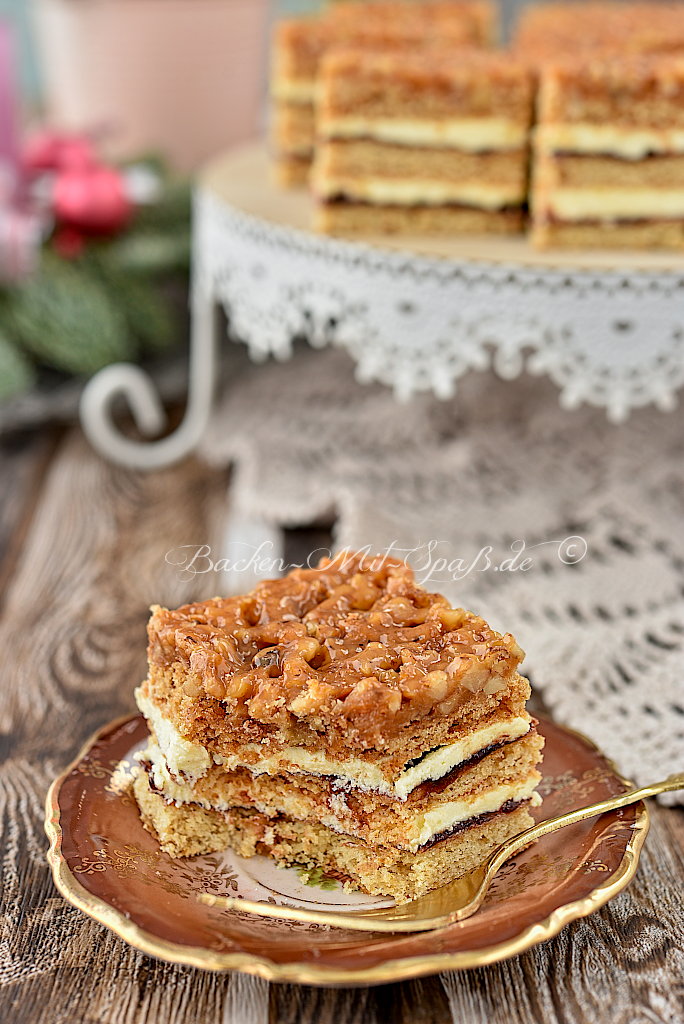 Honigkuchen mit Puddingcreme und karamellisierten Walnüssen - Rezept