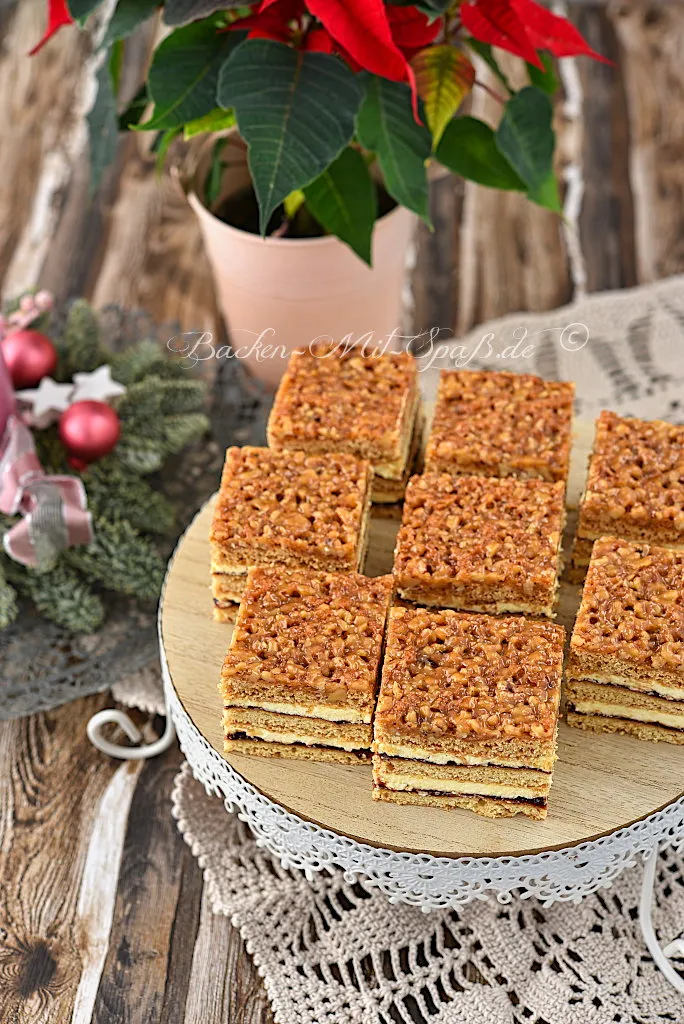 Honigkuchen mit Puddingcreme und karamellisierten Walnüssen