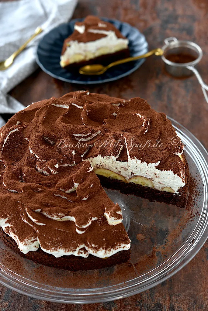 Brownie mit Bananen und Sahne