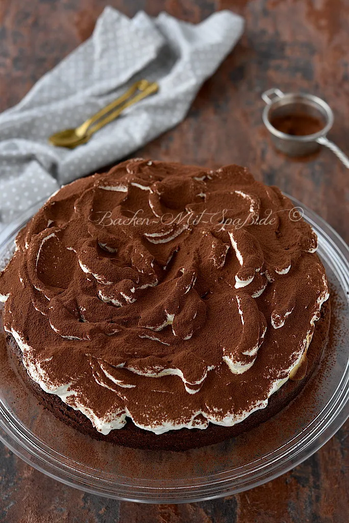 Brownie mit Bananen und Sahne