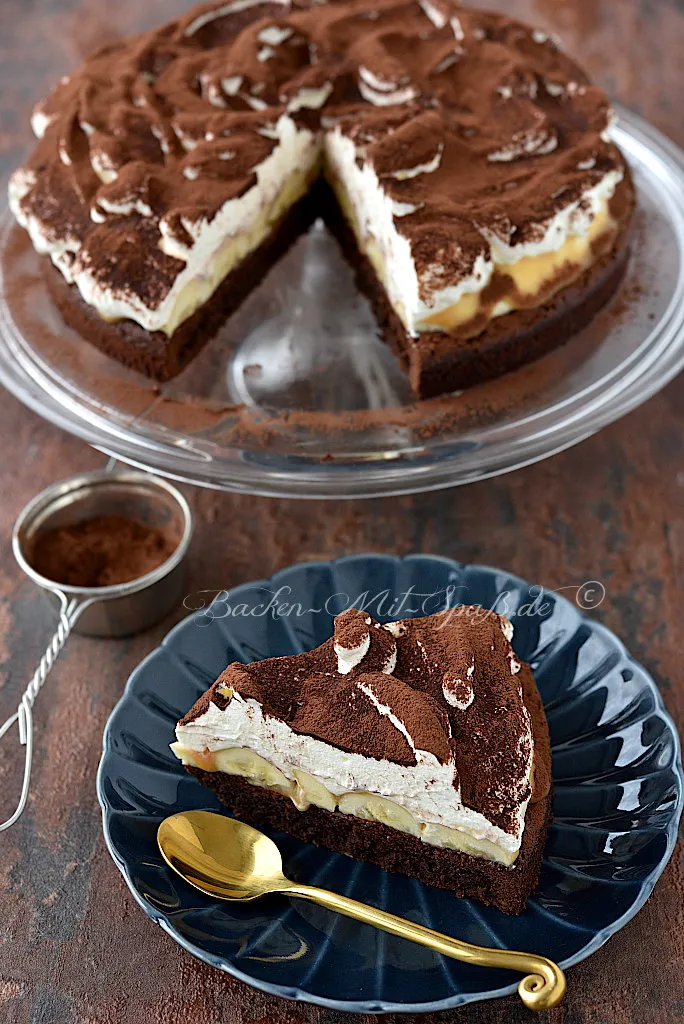 Brownie mit Bananen und Sahne