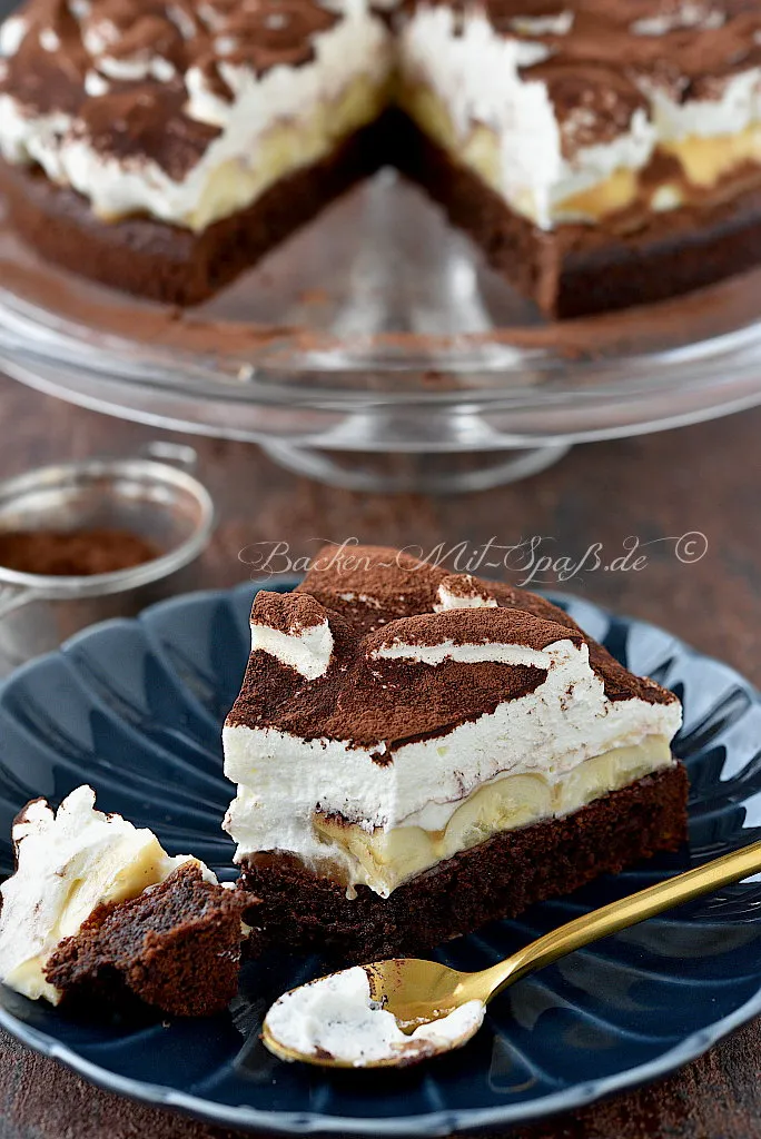 Brownie mit Bananen und Sahne