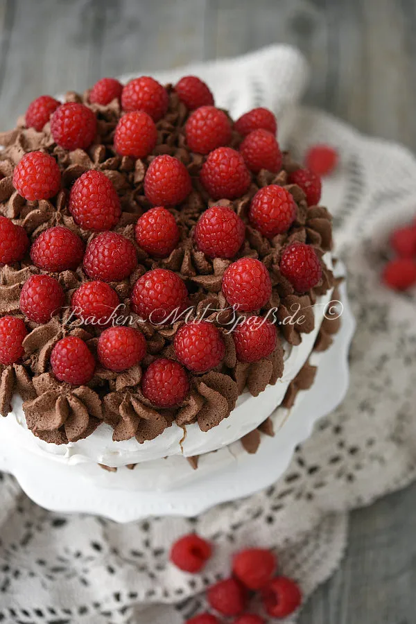 Pavlova- Torte mit Schokoladencreme