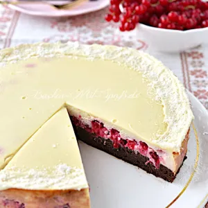 Brownie-Käsekuchen mit Johannisbeeren