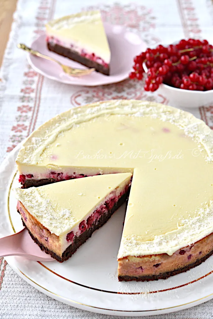 Brownie-Käsekuchen mit Johannisbeeren