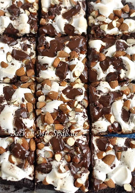 Brownies mit Mini-Marshmallows und Mandeln