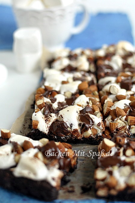 Brownies mit Mini-Marshmallows und Mandeln