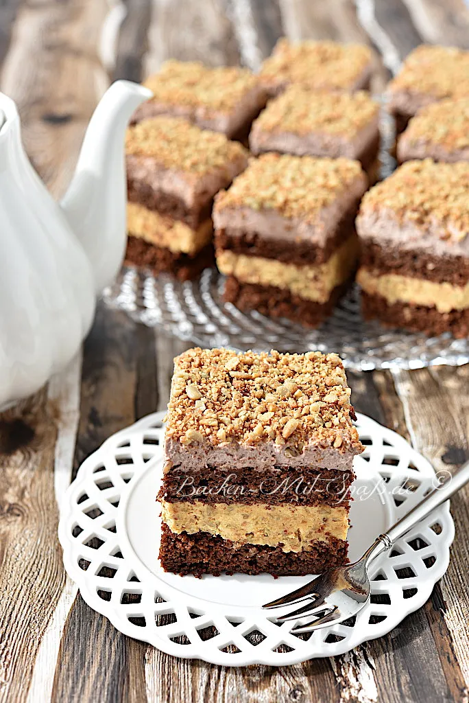 Schoko-Karamell-Kuchen mit karamellisierten Sonnenblumenkernen