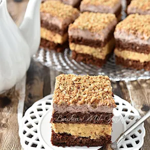 Schoko-Karamell-Kuchen mit karamellisierten Sonnenblumenkernen