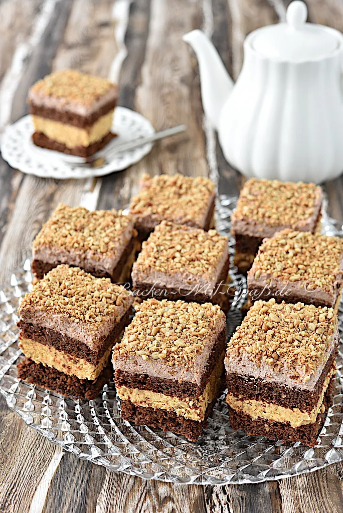 Schoko-Karamell-Kuchen mit karamellisierten Sonnenblumenkernen