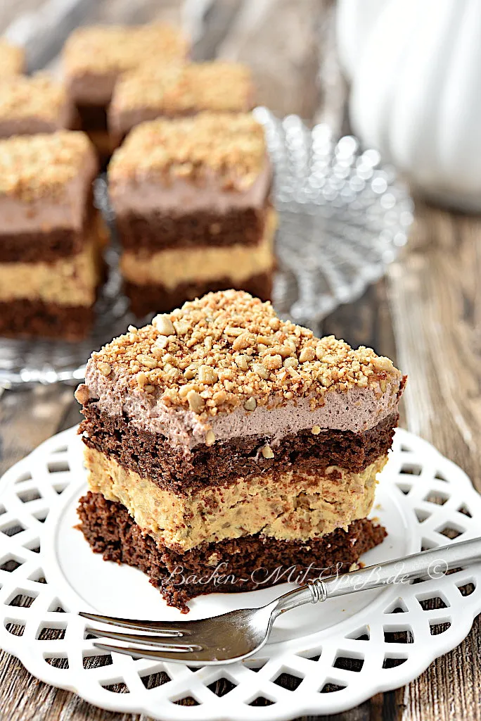 Schoko-Karamell-Kuchen mit karamellisierten Sonnenblumenkernen