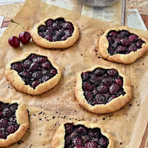 Mini- Galettes mit Kirschen und Schokolade