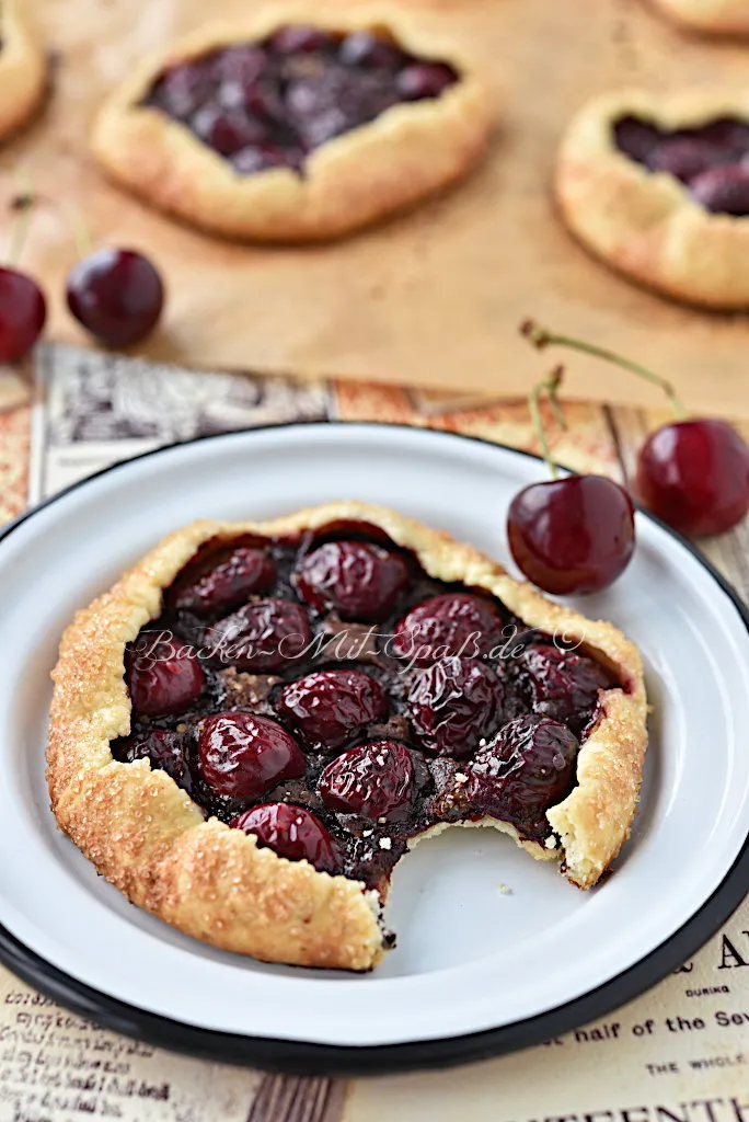 Mini- Galettes mit Kirschen und Schokolade
