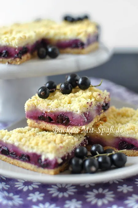 Johannisbeerkuchen mit Pudding und Streusel