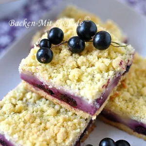 Johannisbeerkuchen mit Pudding und Streusel