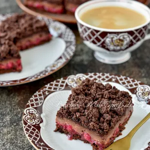 Schoko-Johannisbeerkuchen mit Pudding und Streusel