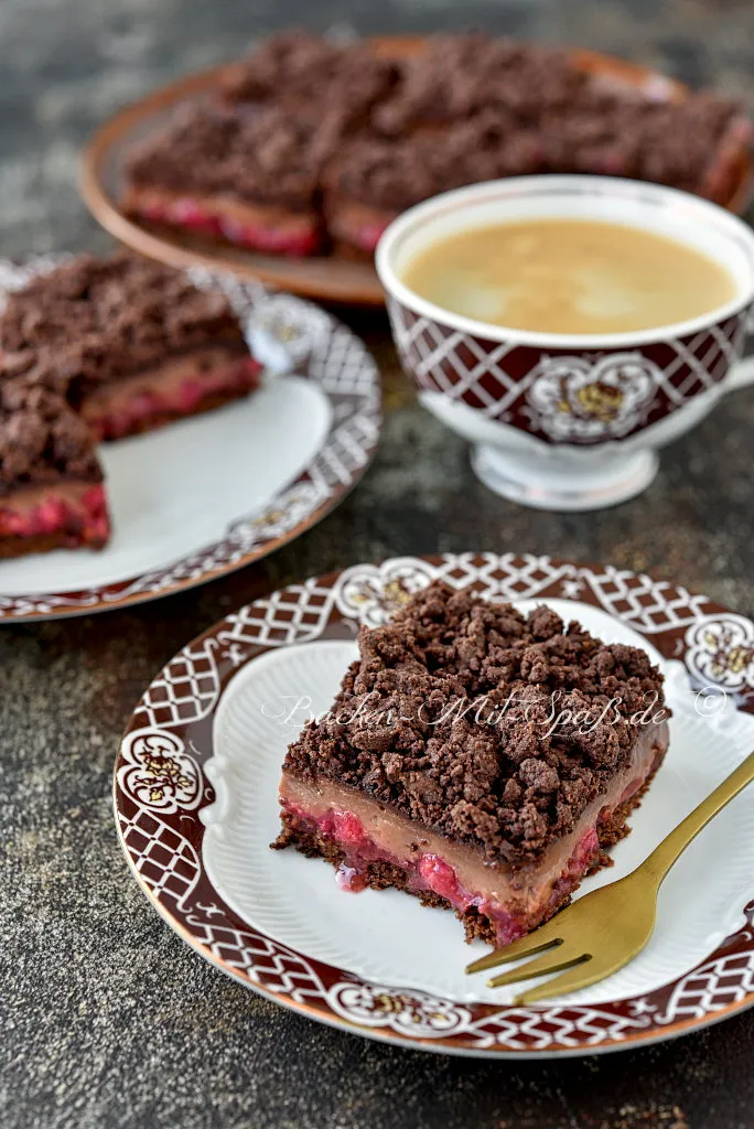 Schoko-Johannisbeerkuchen mit Pudding und Streusel