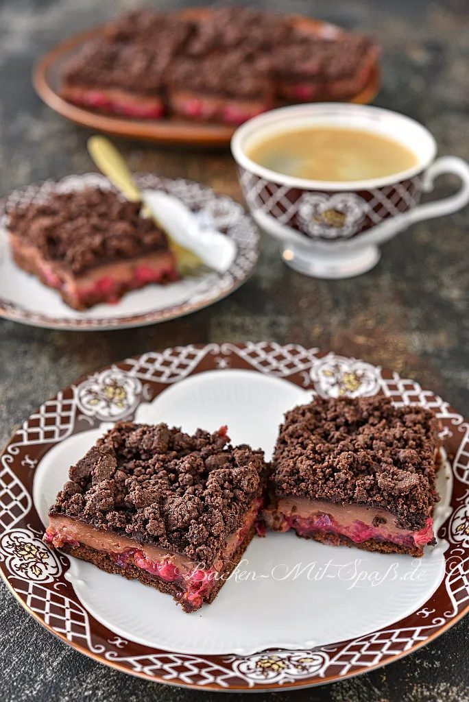 Schoko-Johannisbeerkuchen mit Pudding und Streusel